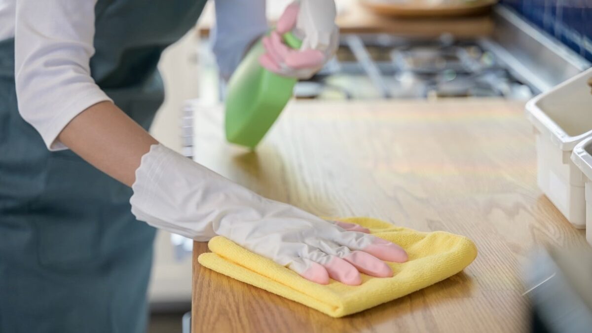 50 miliardi di batteri in questo oggetto quotidiano: l’allerta di un esperto di igiene su un gesto che tutti fanno nel modo sbagliato