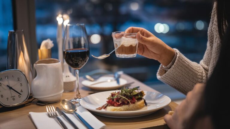 Cenare dopo le 21 aumenterebbe l'accumulo di grassi del 28% secondo uno studio su 16.000 persone