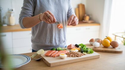 Quante proteine ti servono davvero secondo la tua età: il calcolo preciso che cambia tutto dopo i 40 anni