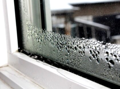 tamo-ristorante-basta-una-tazza-trucco-geniale-contro-l-appannamento-dei-vetri-e-per-aria-fresca