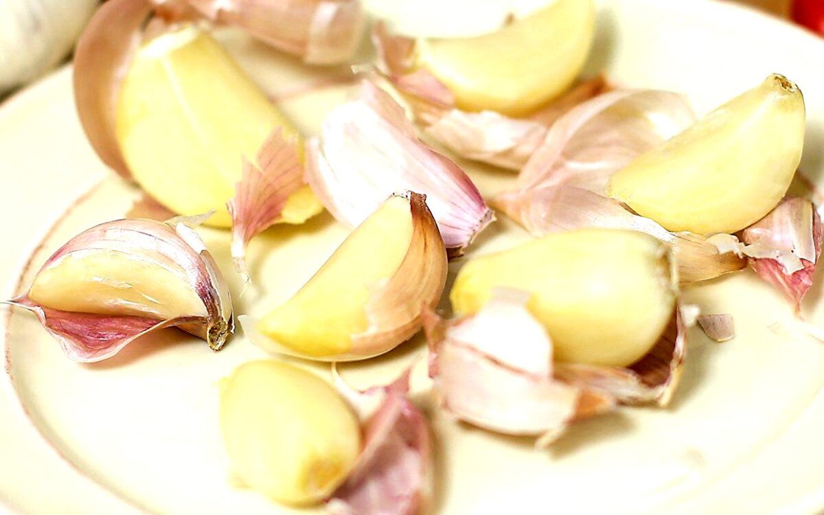 tamo-ristorante-chi-ha-bucce-d-aglio-ha-un-tesoro-perche-metterle-in-acqua-e-a-cosa-serve