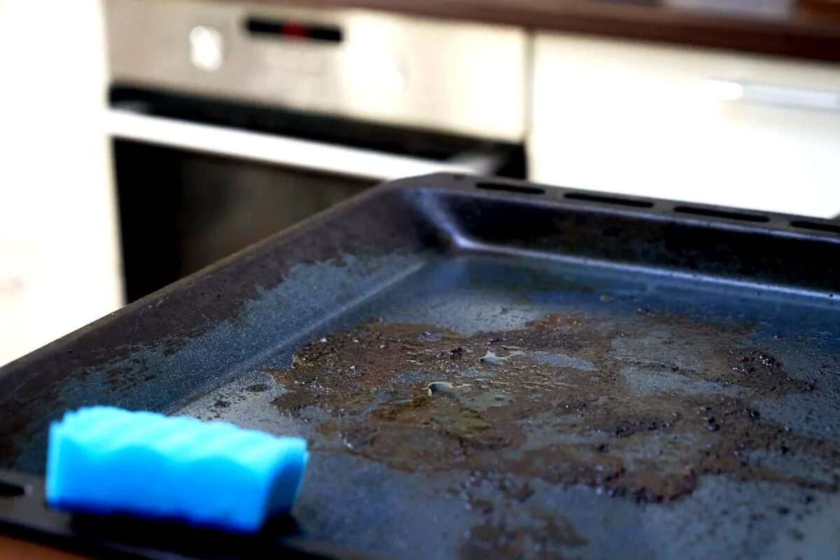 tamo-ristorante-cosi-pulisco-una-teglia-incrostata-del-forno-un-trucco-semplice-la-fa-brillare-come-