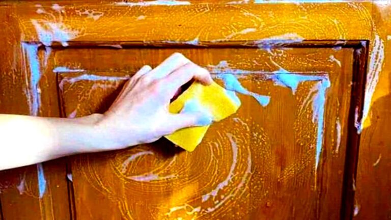 tamo-ristorante-il-trucco-geniale-per-pulire-facilmente-e-a-fondo-il-grasso-dai-mobili-della-cucina