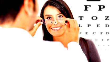 tamo-ristorante-il-trucco-infallibile-per-pulire-gli-occhiali-e-dire-addio-alle-impronte-grasse-sull