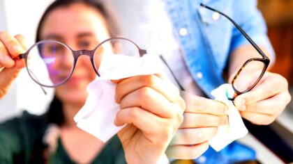 tamo-ristorante-il-trucco-infallibile-per-pulire-i-tuoi-occhiali-come-nuovi-senza-graffiarli-secondo