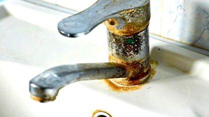 tamo-ristorante-il-trucco-magico-per-eliminare-gli-aloni-gialli-attorno-ai-rubinetti-del-bagno