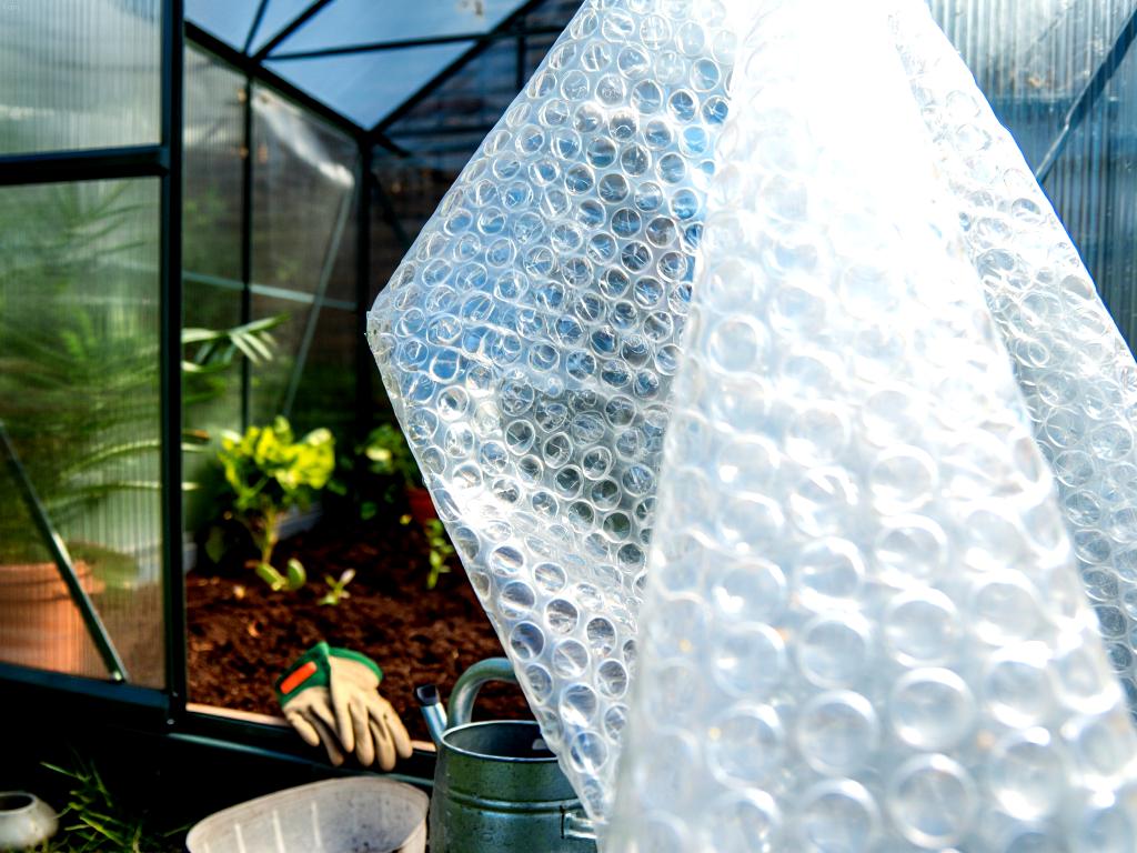 tamo-ristorante-non-buttate-via-il-pluriball-potete-usarlo-in-giardino