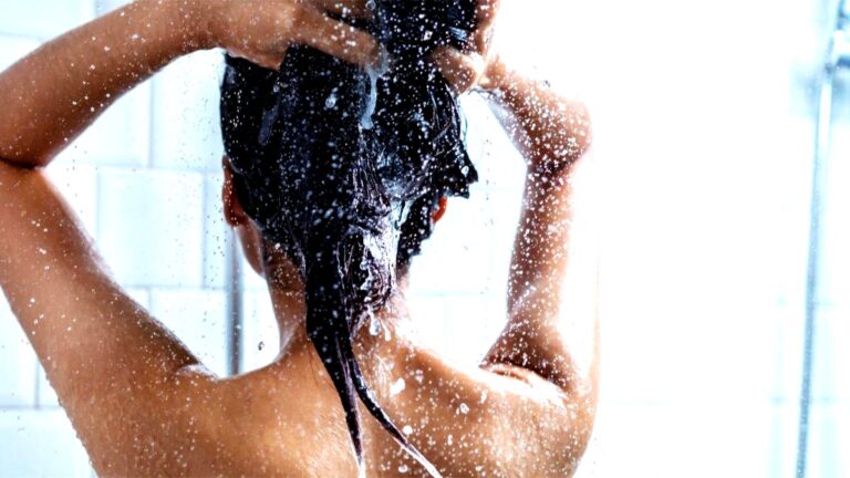 tamo-ristorante-questi-pericoli-nascosti-e-poco-conosciuti-sotto-la-doccia-un-gesto-quotidiano-puo-e