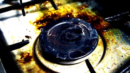 tamo-ristorante-questo-trucco-geniale-per-rimuovere-il-grasso-incrostato-dai-fornelli-e-farli-tornar