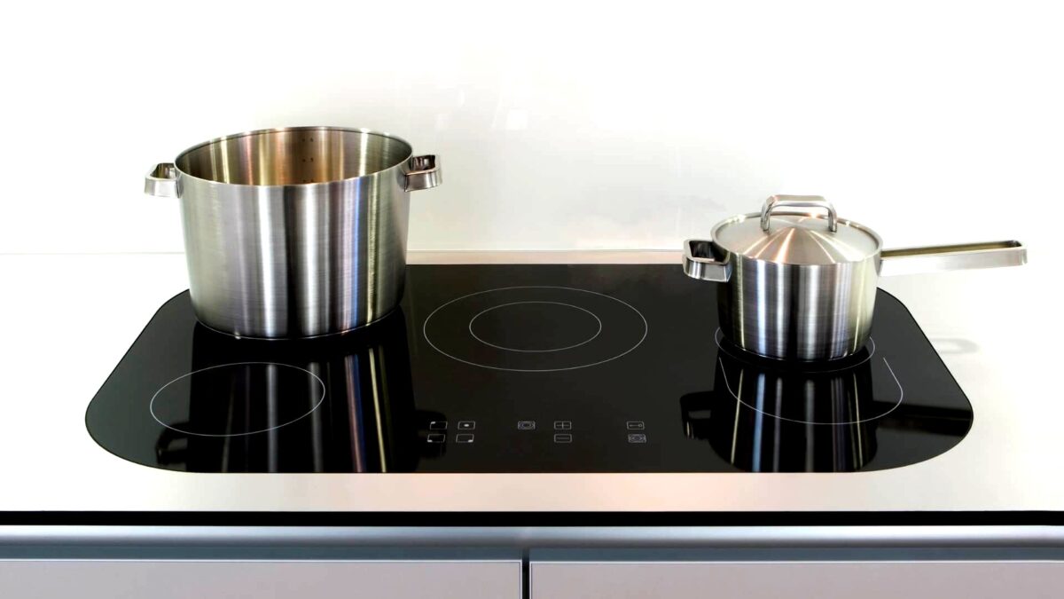 tamo-ristorante-sembra-magia-un-ingrediente-fa-tornare-la-piastra-in-vetroceramica-come-nuova