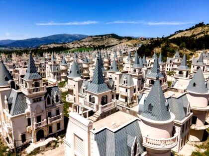 tamo-ristorante-sembra-un-disneyland-abbandonato-il-complesso-residenziale-da-fiaba-che-fa-rabbrivid