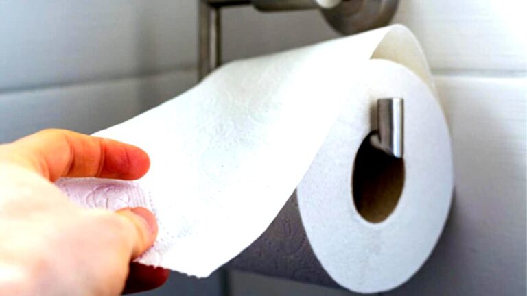 tamo-ristorante-sempre-piu-persone-bruciano-carta-igienica-in-bagno-la-ragione-sorprendente