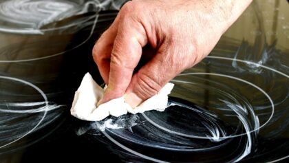 tamo-ristorante-un-piano-cottura-a-induzione-pulito-in-pochi-minuti-il-trucco-che-divide-il-web